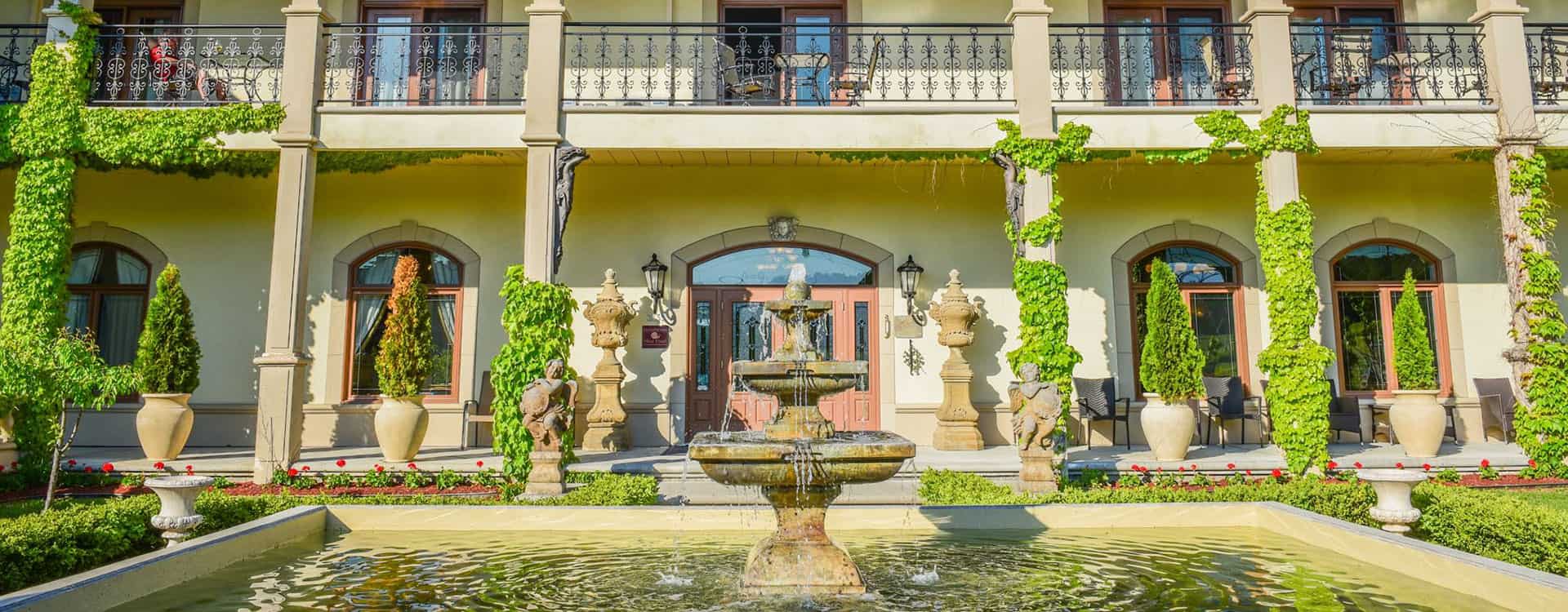 Vignoble Carpinteri - Fontaine devant la Villa